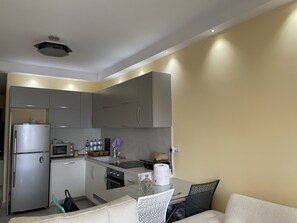 Appartement familial, 2 chambres | Cuisine privée | Réfrigérateur grande capacité avec congélateur, four à micro-ondes