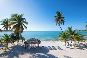 En la playa, camastros y toallas de playa 