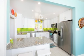 Refrigerador, microondas, horno y parrilla de estufa 