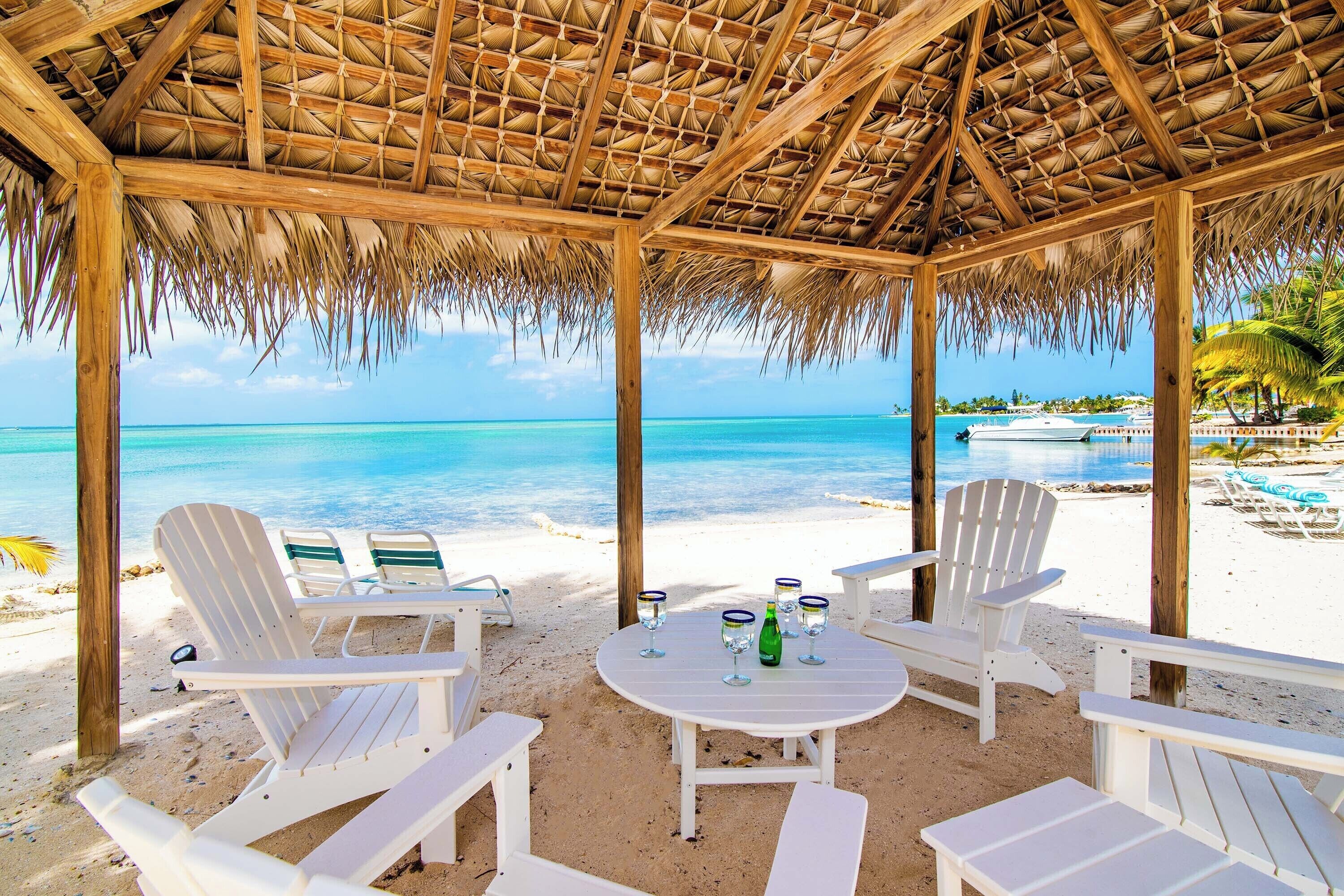 Sur la plage, chaise longue, serviettes de plage