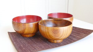 Three wooden bowls with red interiors on a dark mat. - 1 # Disneyland 6 minutes / To Tokyo Station 13 minutes / wifi / 24 hour supermarket nearby / (浦安市)