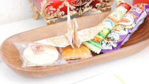 A wooden tray with packaged food items, a decorative clock, and a red vase. - 1 # Disneyland 6 minutes / To Tokyo Station 13 minutes / wifi / 24 hour supermarket nearby / (浦安市)