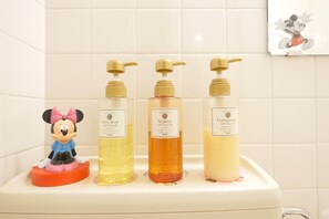 Combinazione doccia/vasca, asciugacapelli, asciugamani, sapone