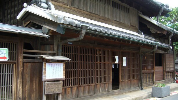A traditional wooden building with a tiled roof and a wooden entrance gate. - 1 # Disneyland 6 minutes / To Tokyo Station 13 minutes / wifi / 24 hour supermarket nearby / (浦安市)