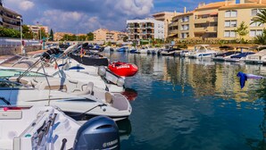 A marina with various boats docked, surrounded by buildings with balconies and a clear sky. - Altamar Plus Apartment Javea Arenal, Stylish with AC, Wifi, Terrace and Pool (Javea / Xàbia)