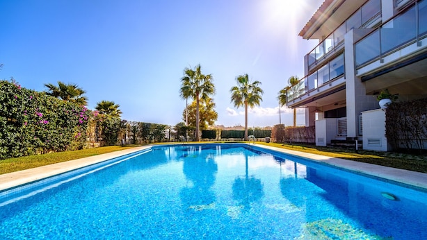 A clear blue swimming pool with a modern building in the background. - Altamar Plus Apartment Javea Arenal, Stylish with AC, Wifi, Terrace and Pool (Javea / Xàbia)