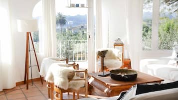 Una Smart TV, una chimenea