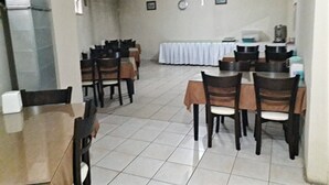 Buffet déjeuner gratuit tous les jours