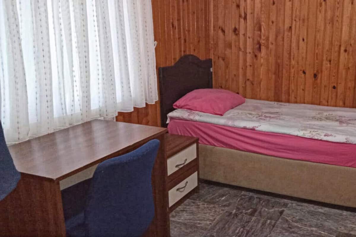 Single Room | Desk, laptop workspace, iron/ironing board (on request), WiFi (free)
