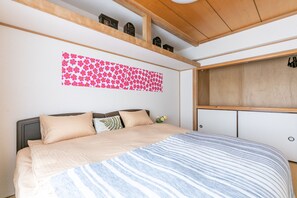 House | 8 bedrooms, iron/ironing board, free WiFi