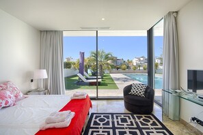 4 chambres, coffre-fort, fer et planche à repasser