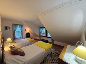 4 bedrooms, iron/ironing board, free WiFi, bed sheets