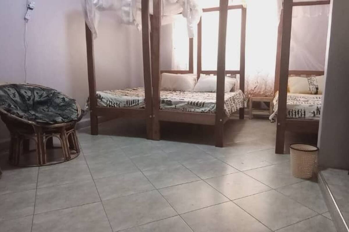 Habitación triple | Escritorio, wifi gratis y ropa de cama
