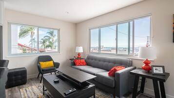 Smart TV, chimenea y oficina