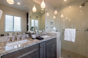Shower, hair dryer, towels, soap - 1stResorts.com 3NEW FAMILY VILLAS/AMAZING WATER VIEWS/AC/3 decks/3hottubs/parkng (San Diego)
