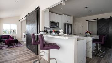 Refrigerador, microondas, horno y parrilla de estufa