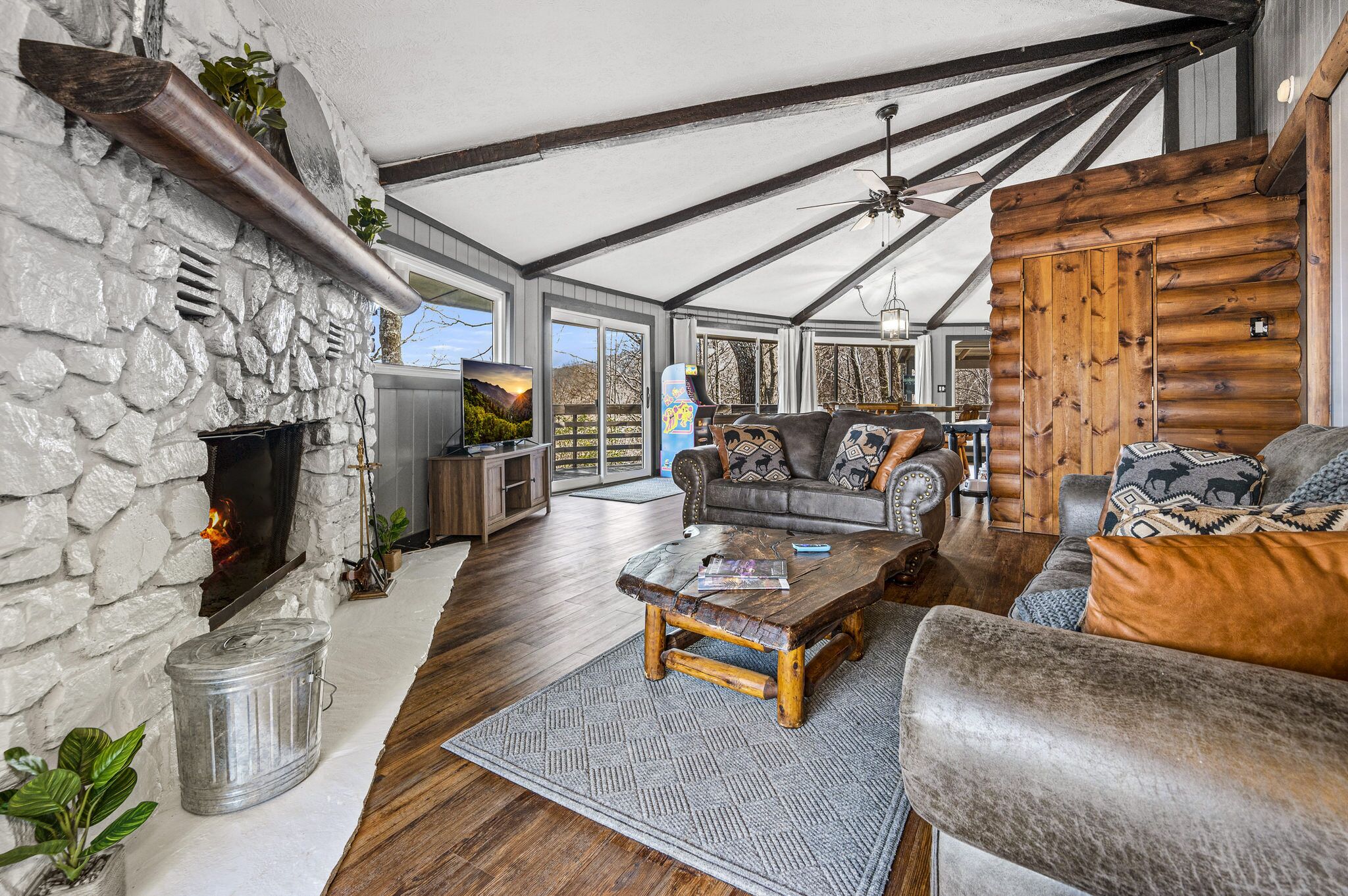 Een smart-tv en een open haard