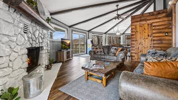 Een smart-tv en een open haard