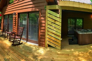 Outdoor dining - Firefly Cottage, Private Setting, free WiFi (Sevierville)