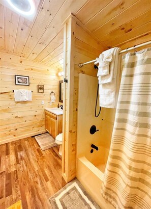 Bathtub, hair dryer, towels - Firefly Cottage, Private Setting, free WiFi (Sevierville)