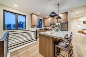 Refrigerador, microondas, horno, placa de cocina