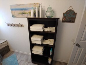 Douche, sèche-cheveux, serviettes fournies, savon