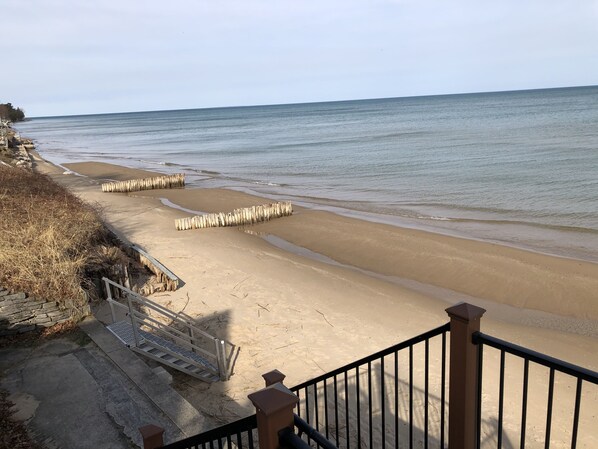 En la playa, sillas reclinables de playa, toallas de playa
