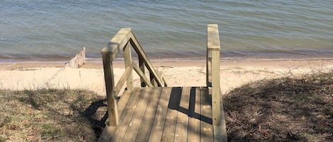 على الشاطئ، كراسي للتشمس، مناشف للشاطئ