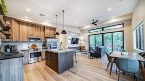 Una cocina moderna con armarios de madera, electrodomésticos de acero inoxidable y una isla grande.