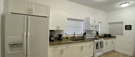 ثلاجة، ميكروويف، فرن، ماكينة لصنع القهوة/الشاي