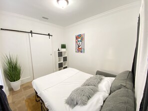 3 slaapkamers, een strijkplank/strijkijzer, gratis wifi, beddengoed