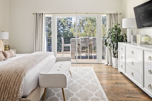 4 chambres, bureau, fer et planche à repasser, lit de bébé portatif