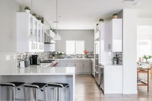 KĂŒhlschrank, Mikrowelle, Ofen, Herdplatte