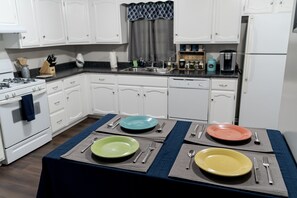 Kjøleskap, mikrobølgeovn, ovn og kokeplater