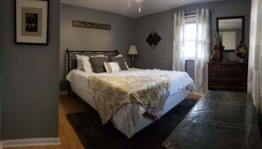 2 soverom, skrivebord, strykejern/-brett og wi-fi (inkludert)