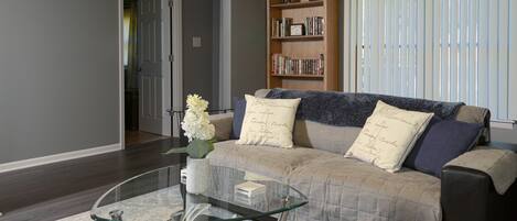 スマートテレビ、暖炉、書庫、プリンター