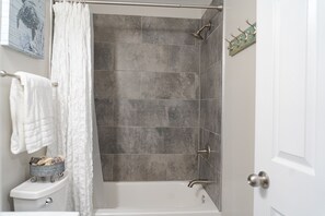 Combined shower/tub, hair dryer, towels, soap - Cozy Cottage Just 5min→Historic Route 66 (Wilmington)