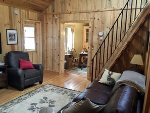 Televisión, chimenea, reproductor de DVD y impresora