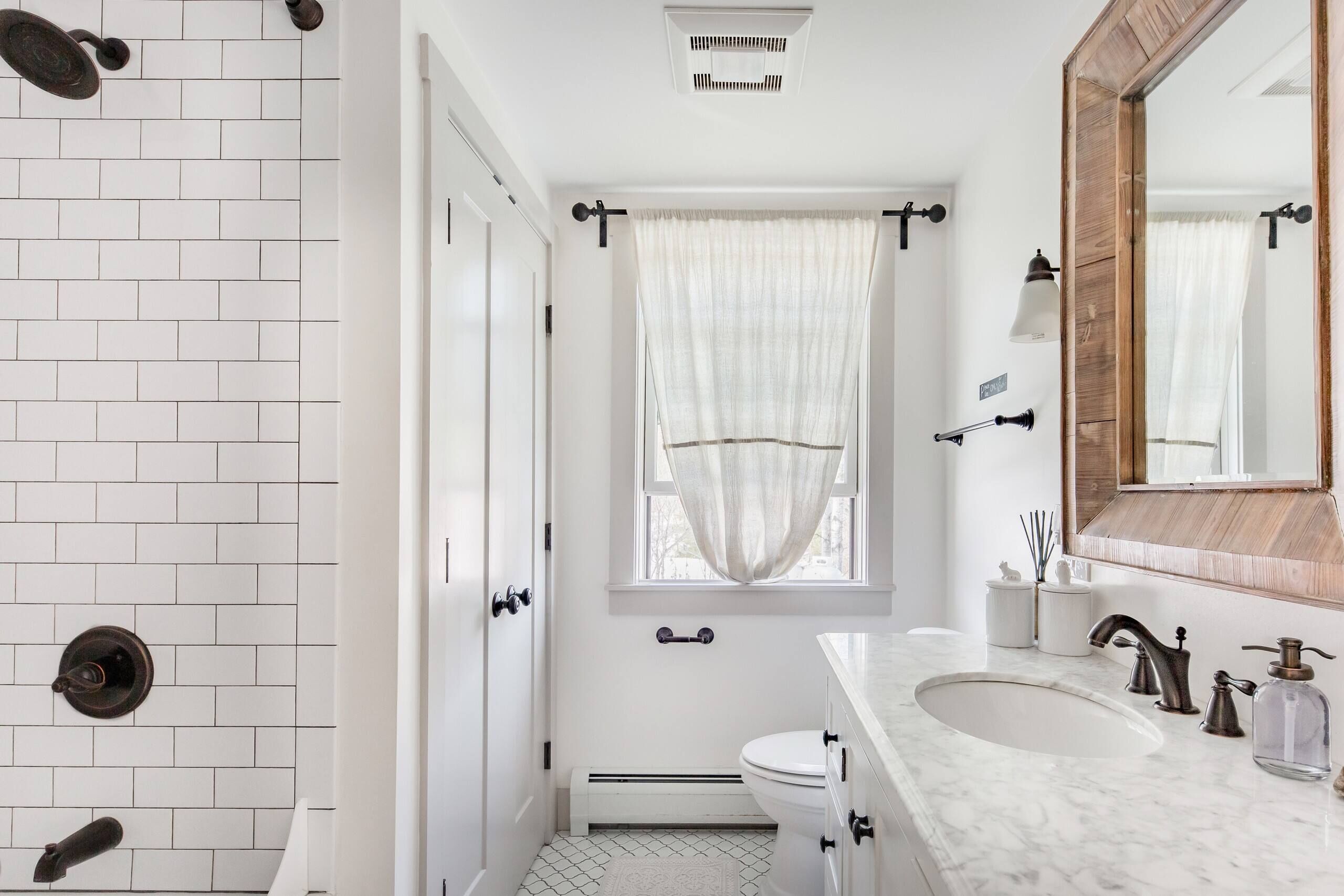 Haartrockner, Handtücher, Seife, Shampoo