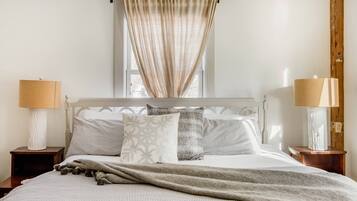 2 bedrooms, travel cot, WiFi, bed sheets