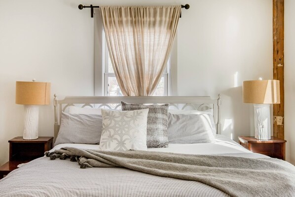 2 bedrooms, travel crib, WiFi, bed sheets - Go Skiing or Hiking from an Enchanting, Light-Filled Home (Waitsfield)