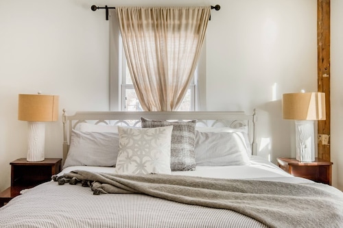 Hiihtää tai patikoi lumoavasta, valoisasta kodista