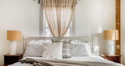 Hiihtää tai patikoi lumoavasta, valoisasta kodista