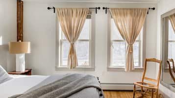 2 bedrooms, travel cot, WiFi, bed sheets