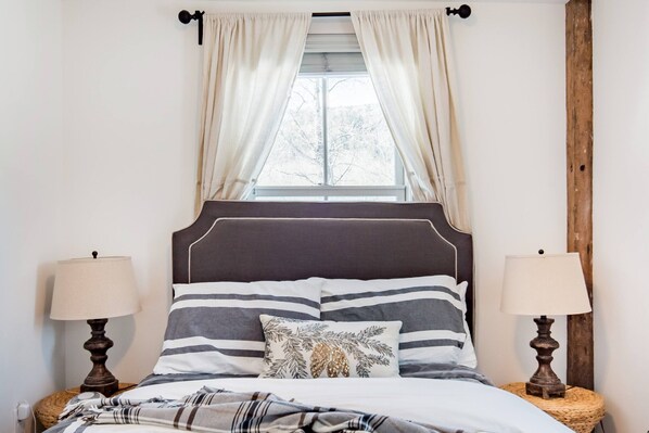 2 bedrooms, travel cot, WiFi, bed sheets