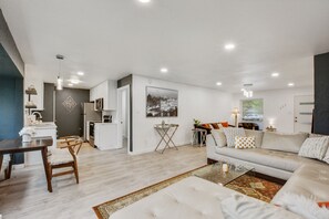 テレビ、テレビゲーム、DVD プレーヤー、ステレオ