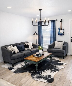 TV, video games, DVD player, stereo - Just updated,with putting green. 5mi 2 Airpt&Dwtn. Great for family & business.  (Austin)