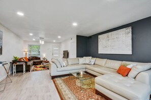 Een televisie, videogames, een dvd-speler en een stereo