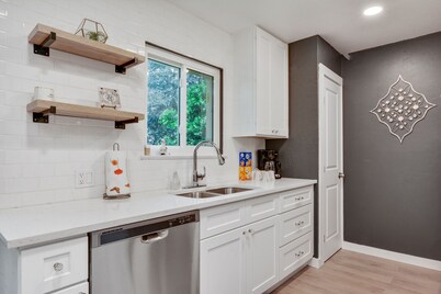 Just updated,with putting green. 5mi 2 Airpt&Dwtn. Great for family & business.