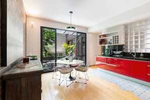 冷蔵庫、オーブン、コンロ、コーヒー / ティーメーカー